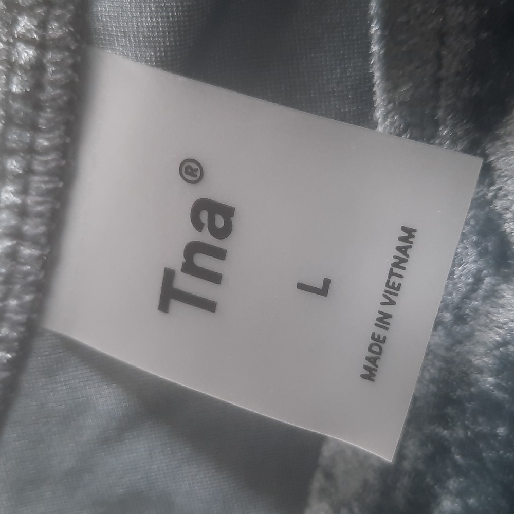 NWT Aritzia TNA Hollywood Dark Slate 1-Shoulder crushedVelvet long sleeve Crop L - Picture 8 of 8